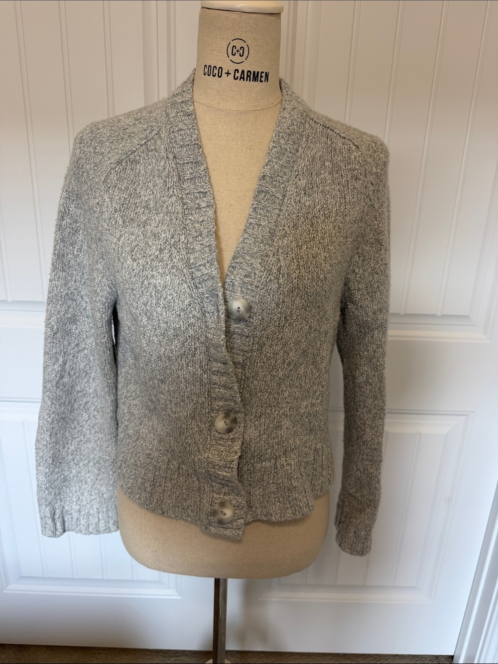 Abercrombie & Fitch Light Gray Button-Front Knit Cropped Cardigan
